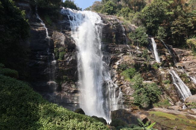 Der Wachirathan Waterfall.