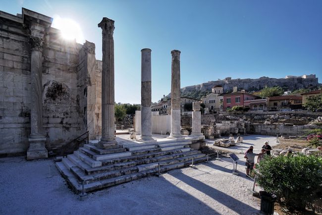Auf dem Weg zur Akropolis fangen die Ruinen schon an