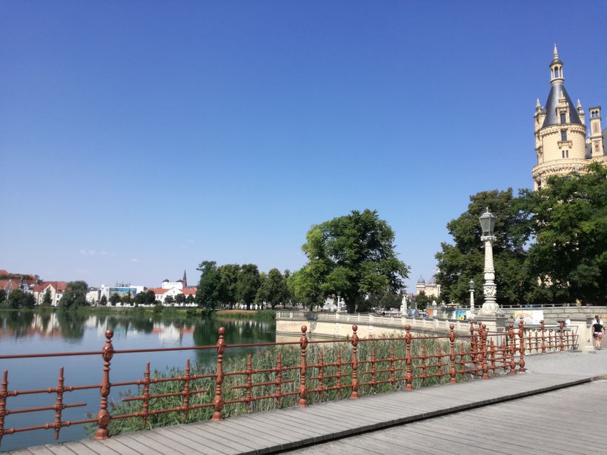Le pont entre le château et le jardin du château avec vue sur Schwerin
