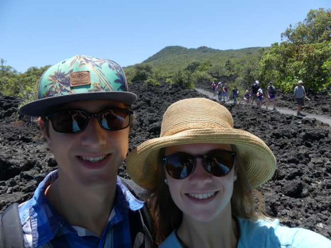 Selfie mit Vulkangestein, der Spitze des Vulkans und einer Wandergruppe :D