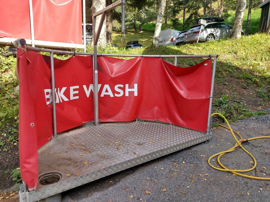 At the foot of the mountain we find a bikewash station