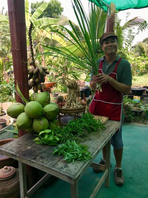 Unser Kochlehrer erklärt uns thailändische Gewürze und Kräuter 