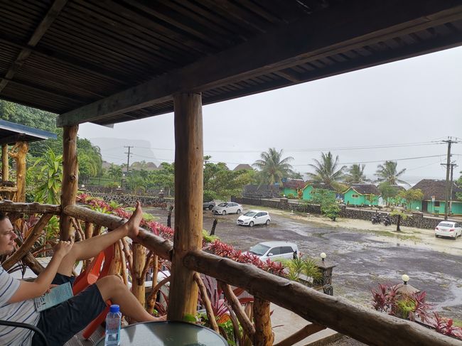 So we spend our only completely rainy day on our bungalow terrace :) 