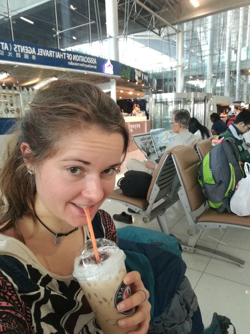 Lebensretter Kaffee am Flughafen Bangkok
