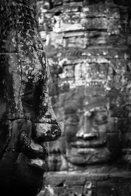 Die ausdrucksstarken Gesichter auf den zahlreichen Türmen sind unverkennlich dem Buddhismus zu zuordnen.