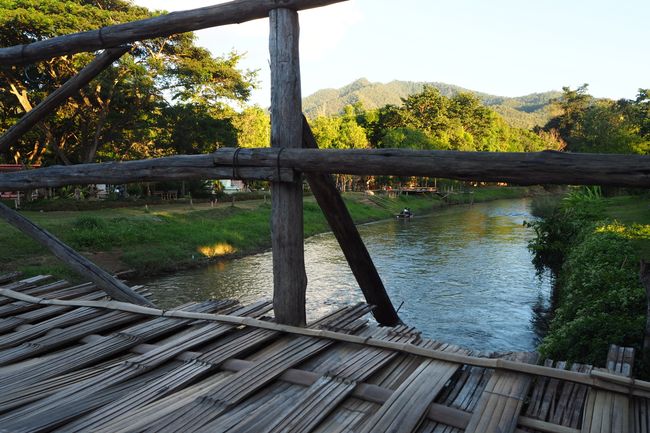 Bambusbrücke über den Fluss Pai