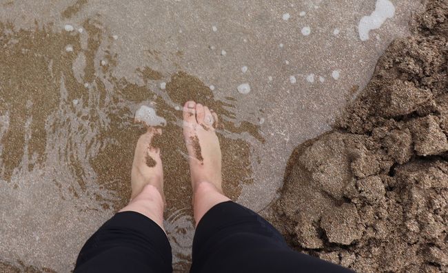 Mit den Füßen im heißen Wasser am Hot Water Beach