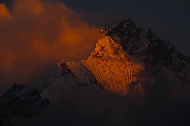 Vorgipfel des Ganesh I (7.422 m) in der Abendsonne.