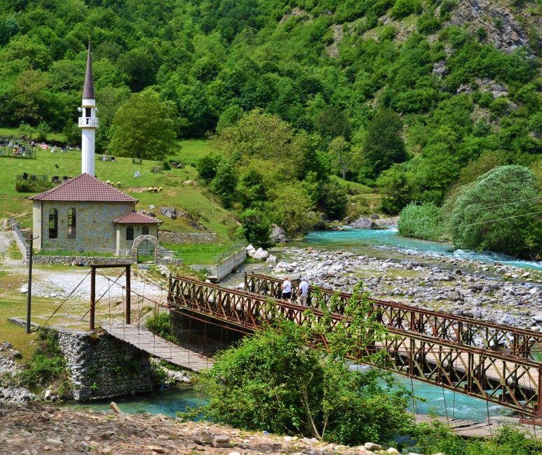 kleine Moschee mit gleich Brückenzuführungen