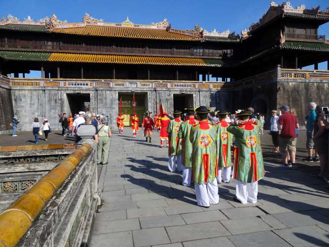 Changing of the guards for the tourists