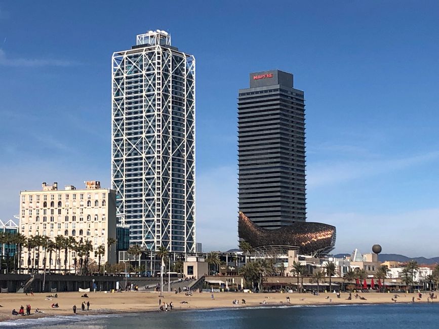 Der Stadtstrand mit Blick auf Peix O´Or von Frank Gehry