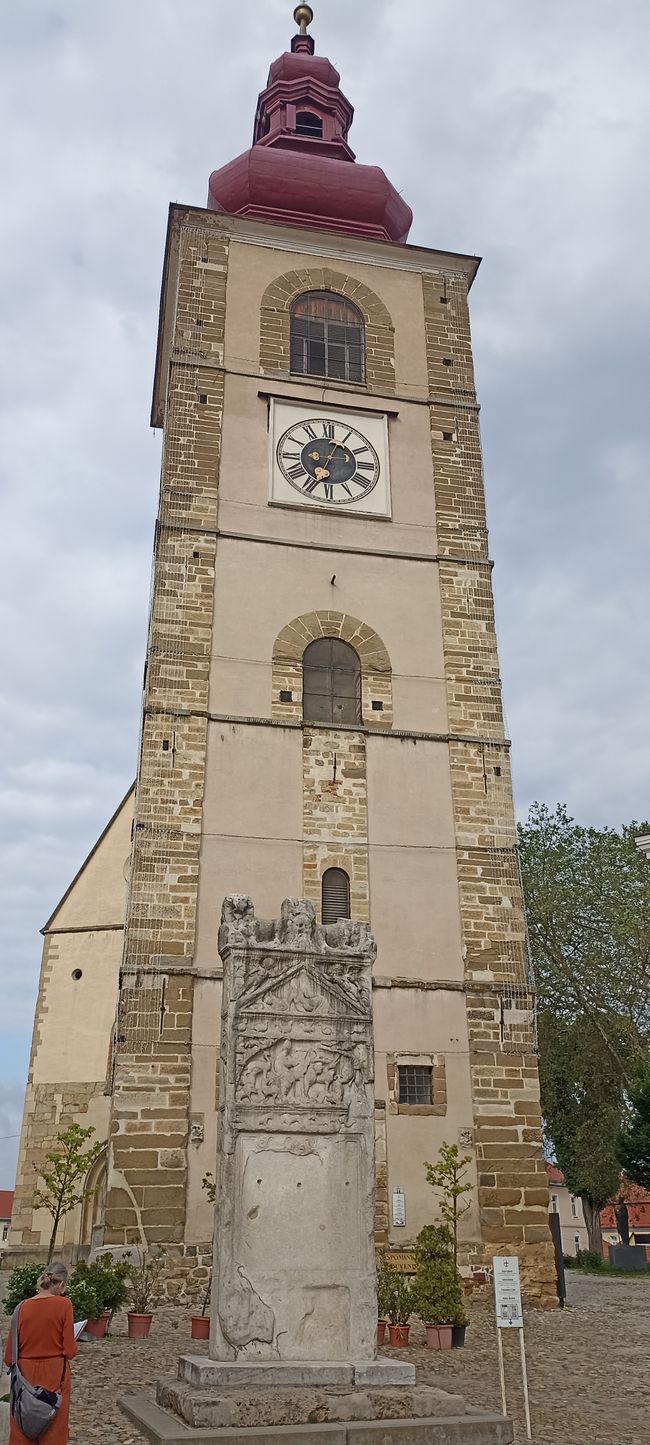 Orpheus-Denkmal und Stadttür in Ptuj 