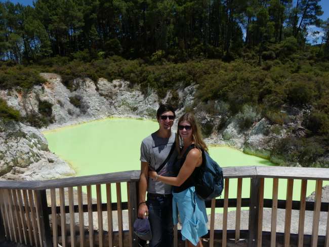 Picture in front of the bright green lake
