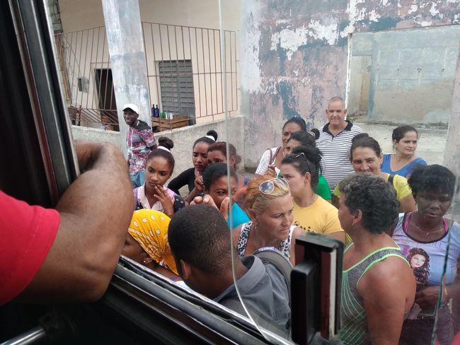 Drängeln, Stopfen und sich fast auf dem Schoß sitzen beim Busfahren in Kuba