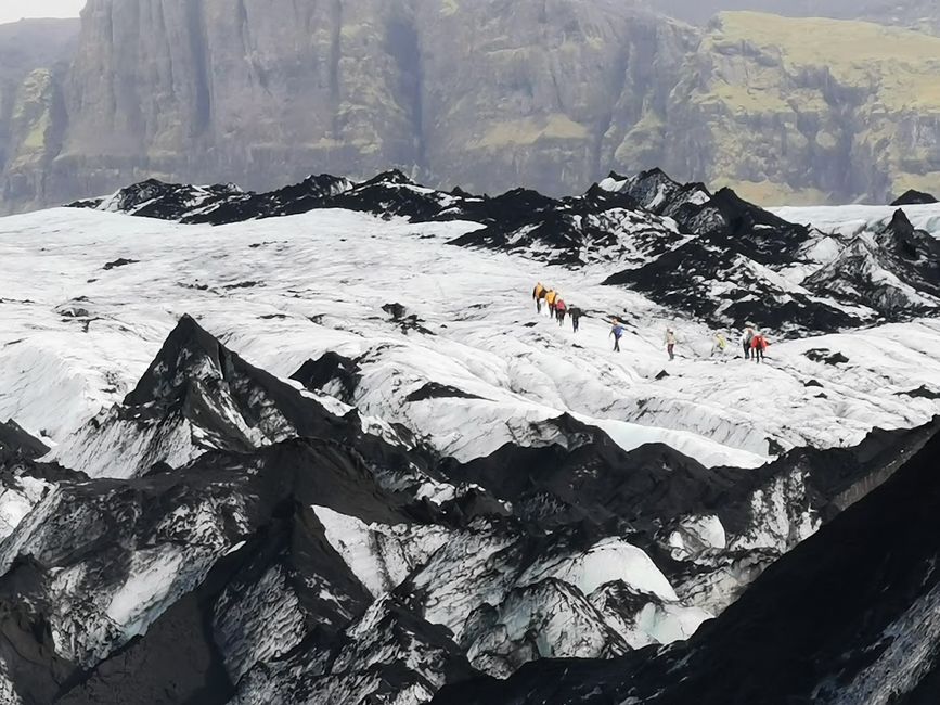 Solheimajökull - der Gletscher ist mit schwarzem Lavagestein bedeckt