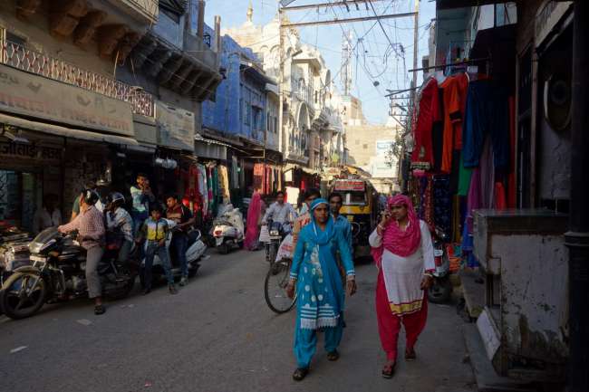 Die Frauen Rajasthans tragen besonders farbige Saris
