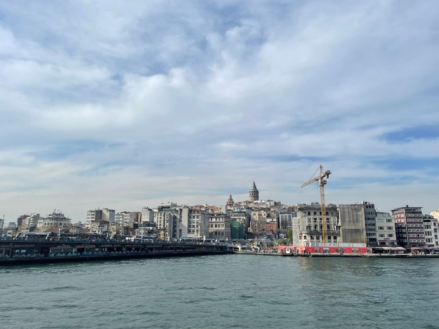 Galataturm bei Fährenüberfahrt über den Bosporus