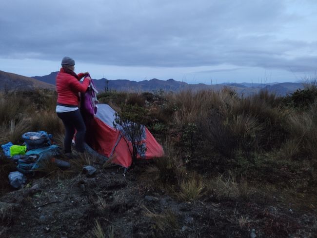 Hitchhiking through Colombian mountains and sleeping at 4000m in a tent, with rain to take a bath in the hot river of a volcano