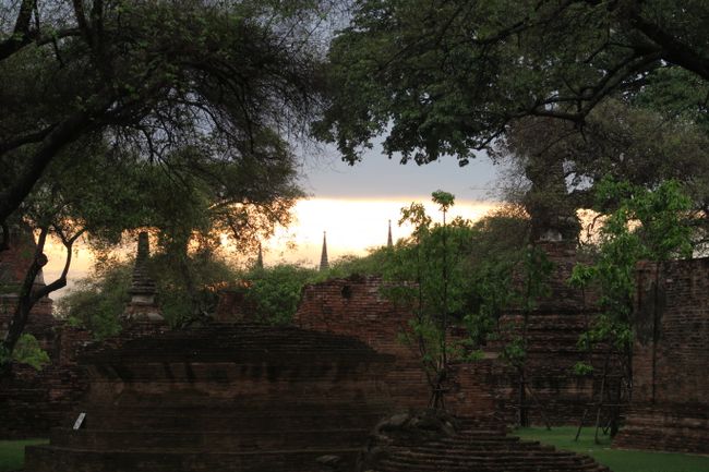 Ayutthaya - cycling through ruins