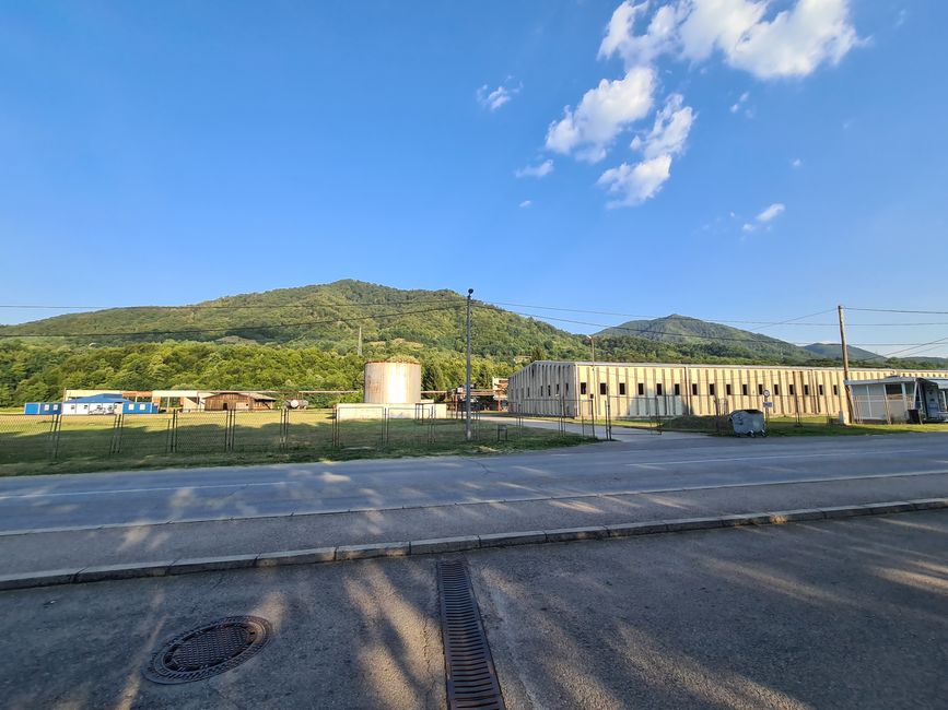 In dieser alten Batteriefabrik in Potočari war das Lager der UN-Soldaten untergebracht und wurde zum FLuchtpunkt von 25.000 Bosniaken.