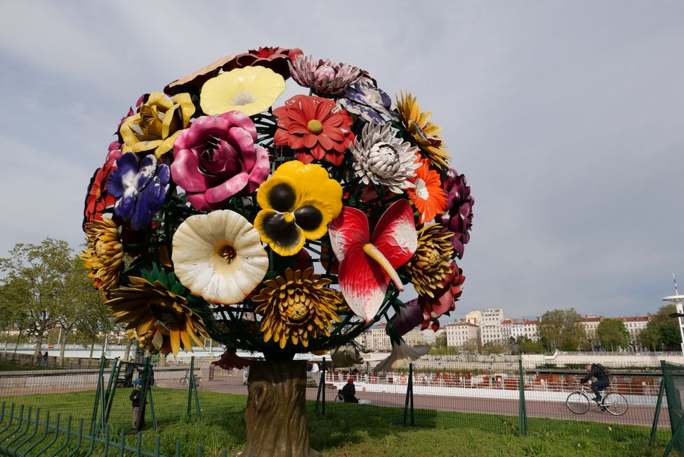 Der "Flower Tree" oder riesige Blumenstrauß des koreanischen Künstlers Jeong Hwa Choi