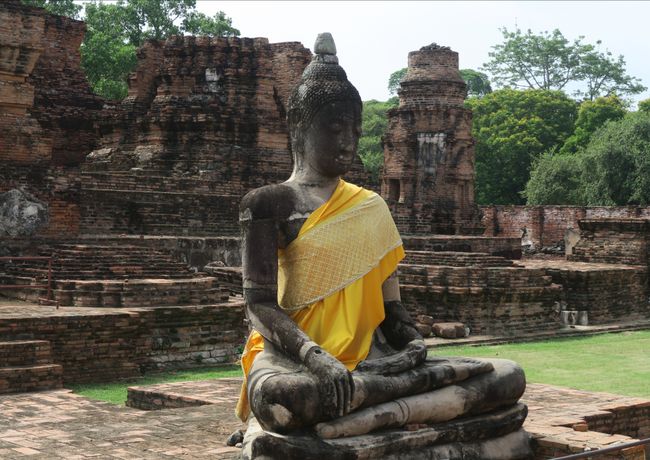 Ayutthaya - cycling through ruins