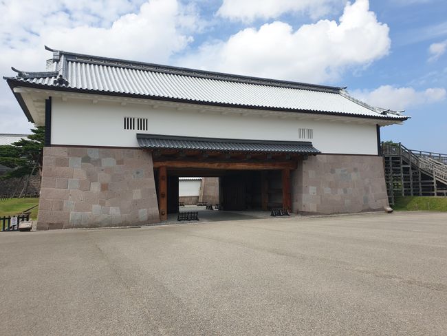 Nochmal Stippvisite an der Burg Kanazawa, die direkt neben dem Kenroku-en liegt, denn dieses Tor konnte man frei besichtigen