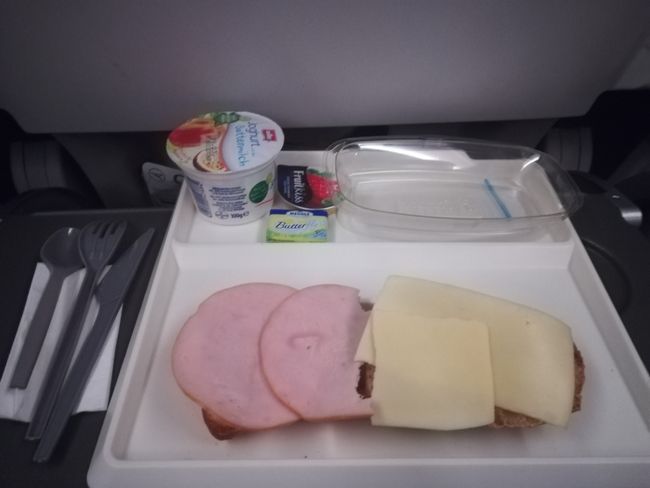 Abendessen bzw. Frühstück im Flugzeug