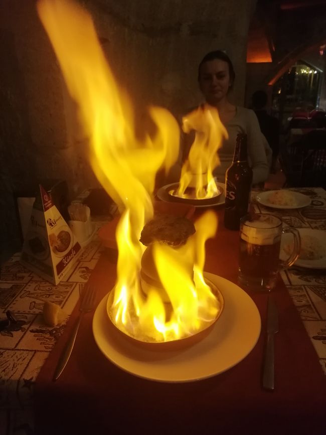 Testi-Kebab am ersten Abend in Göreme. Wir hätten nicht gedacht, dass er noch brennend serviert wird!