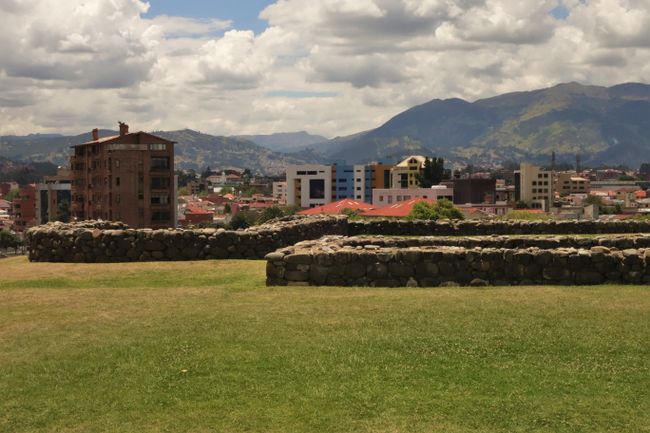 Die Ruinen Pumapungo mitten in der Stadt waren im Vergleich zu den großen Ruinenstätten von Peru nicht sehr beeindruckend. Dafür hat das anthropologische Museum einen tollen Überblick über die verschiedenen Kulturen und Regionen Ecuadors gegeben.