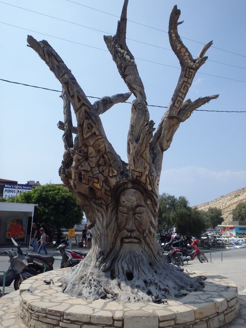 Baumskulptur in Matala