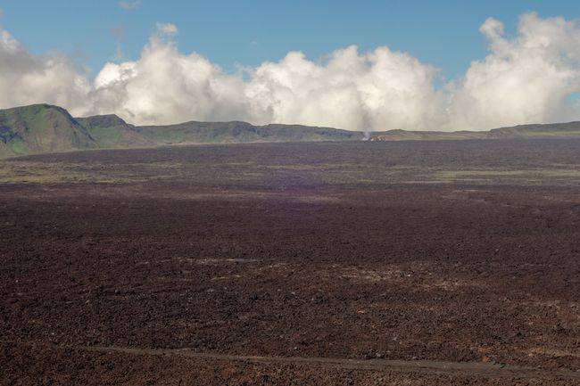 Der riesige Krater mit 10km Durchmesser. Auf der anderen Seite erkennt man eine Fumarole. 
