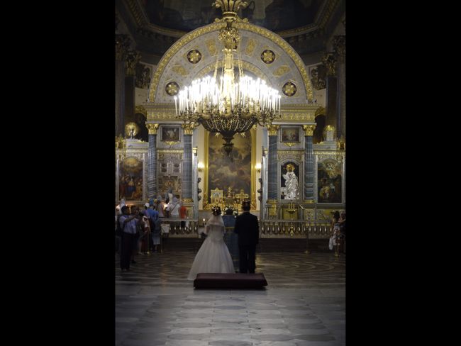 Eine orthodoxe Hochzeit  in der größten Kirche von Sankt Petersburg während diese normal geöffnet war, später haben wir das Paar noch in der Eremitage getroffen h