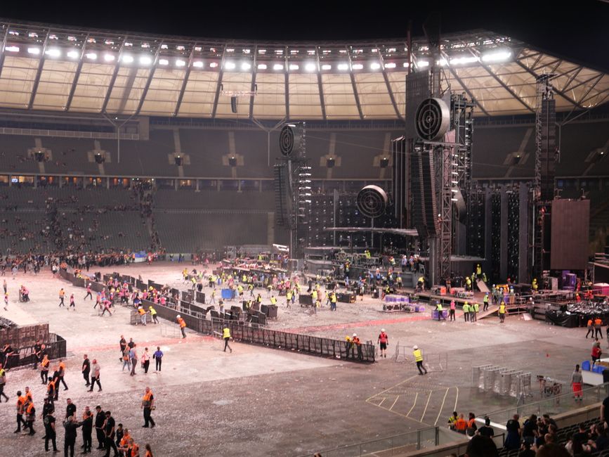 Direkt nach der Show wird abgebaut - Rammstein im Berliner Olympiastadion  