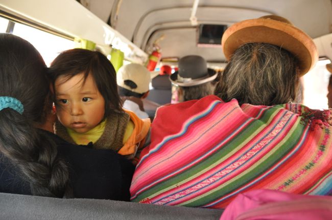 Süßes Kind im Minibus auf dem Weg nach Chucuito