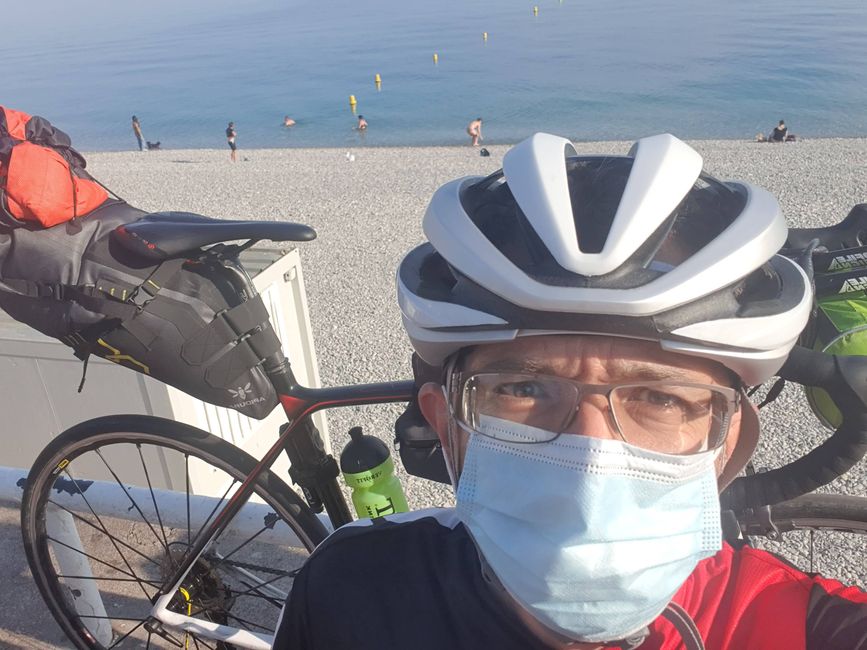 Beat with mask before the start in Nice