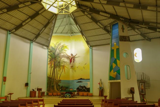 So eine Kirche hab ich auch noch nie gesehen. Echter Galapagos Stil. 