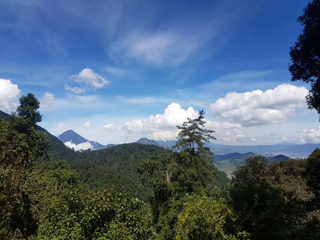 Ein Blick zurück auf Quetzaltenango (rechts) mit dem Vulkan Santa Maria (links)