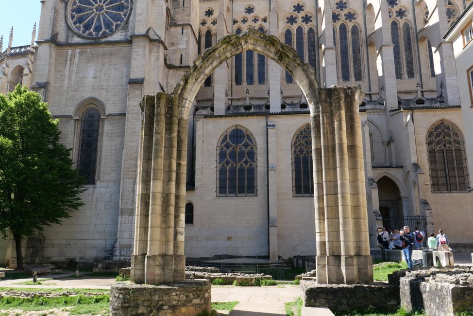 Passerelle du Palais de Justice with a view of Notre-Dame de Fourvière