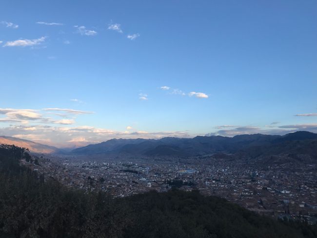 2. Tag Cusco: Schöne Stadtführung und Besichtigung der atemberaubenden Inkastätten „Sacsayhuamán“ und ganz legendär den Tambomachay! Man achte auf Namen vor dem WasserTempel😎👍 Außerdem haben wir den Chef unseres Strassenblocks getroffen! (siehe Jeansjacke😂👍)