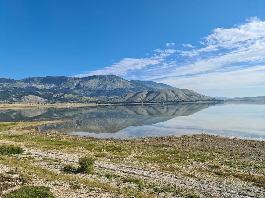 Zurück im Camp begrüßte uns der See bei Windstille als perfekter Spiegel.