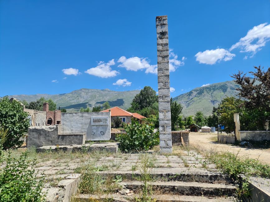 Egal durch welchen Ort man kommt. Jeder hat irgendwo ein altes sozialistisches Heldendenkmal rumstehen wie hier in Erskë.