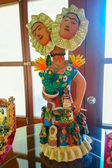 Jede Blüte des Kaktus steht für ein Fehlgeburt von Frida Kahlo. Ihre Lebensgeschichte ist wirklich nichts für schwache Gemüter. 