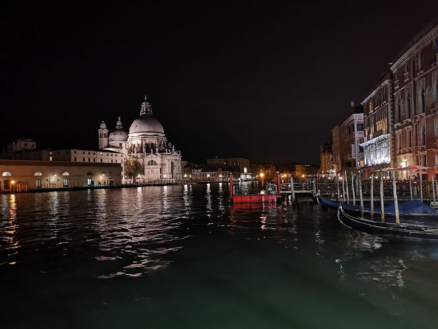 Das bezaubernde Venedig bei Nacht.