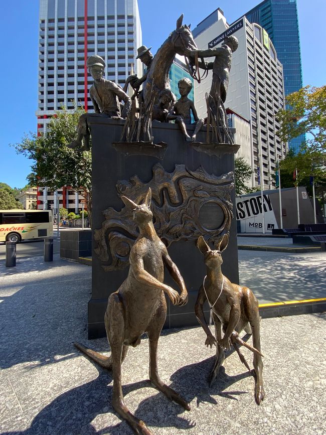 Skulptur neben der Town Hall