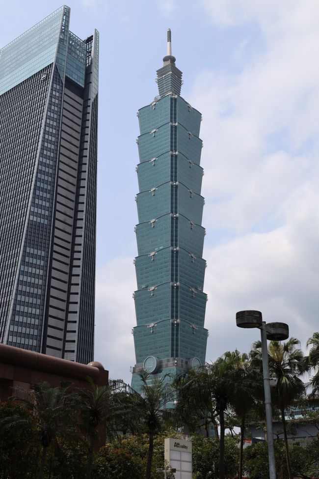 The Taipei 101 comes into view. 
