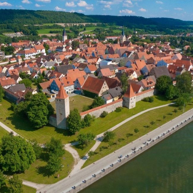 Berching von oben. Mit seinen historischem Stadttor mit Türmen und dem nicht ganz so historischen Main-Donau-Kanal.