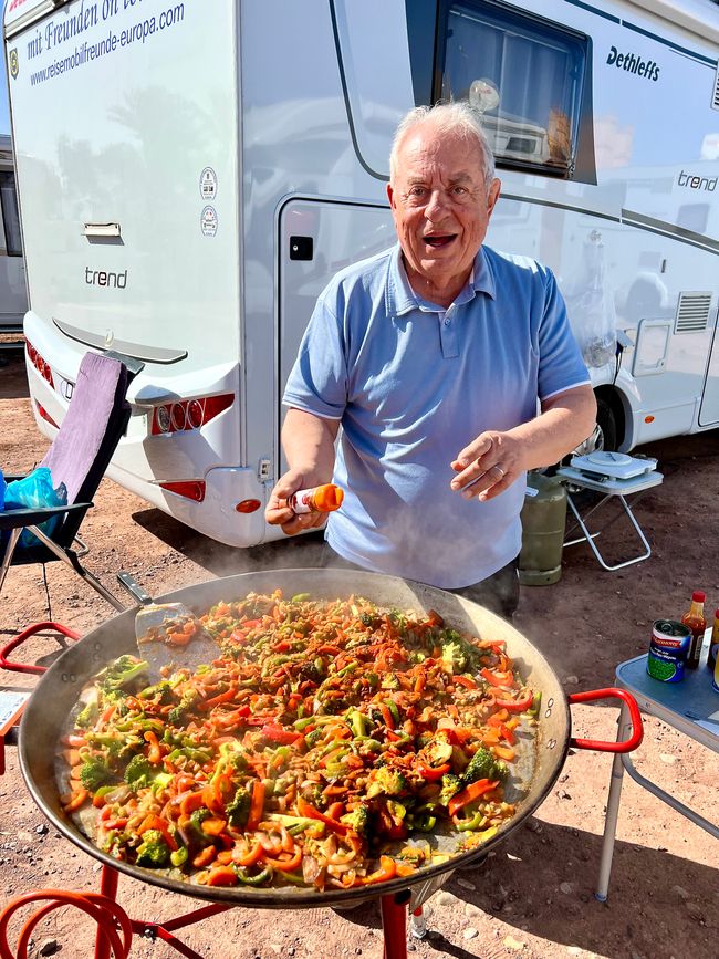 Gerd bei dem, was er am liebsten tut: Essen zubereiten – am besten für ganz viele. (Foto: Birgit)
