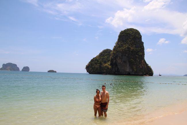 Wir beide im Wasser vor dem That Phra Nang Beach