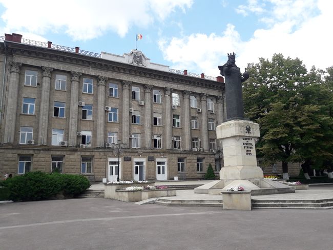City Hall with Stefan the Great monument